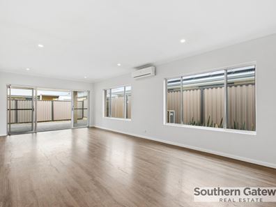 4 St Pierre Turn, Piara Waters WA 6112