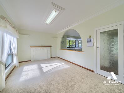 15 Katoomba Street, Orana WA 6330