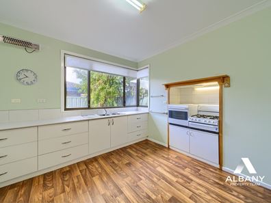 15 Katoomba Street, Orana WA 6330