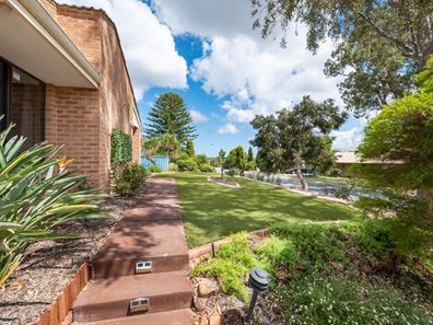 77 The Crest, Woodvale WA 6026