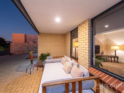 12 Waratah Circle, Halls Head WA 6210
