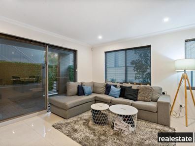 2/379 Daly Street, Cloverdale WA 6105