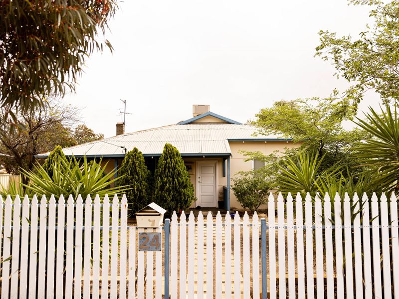 24 Kitchener Road, Merredin WA 6415