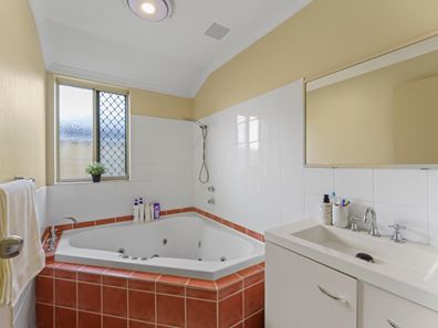 215 Bennett Springs Dr, Bennett Springs WA 6063