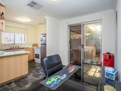 8 Tall Karri Close, Camillo WA 6111