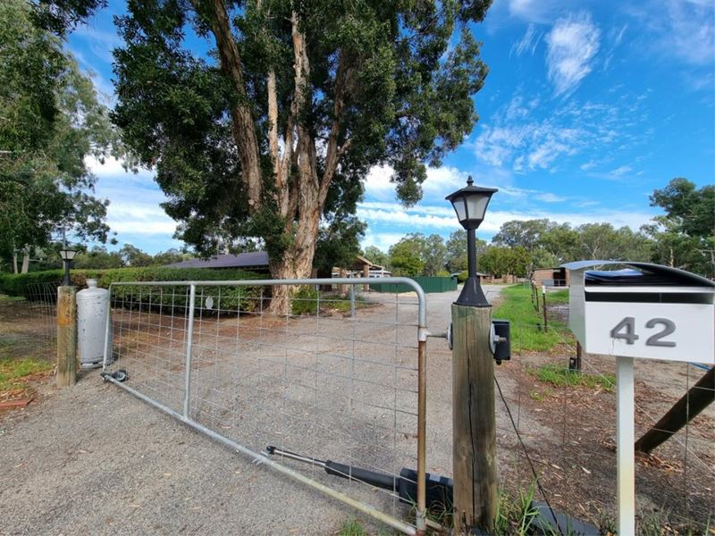 42 Holmes Road, Oakford WA 6121