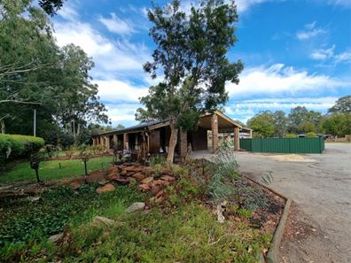 42 Holmes Road, Oakford WA 6121