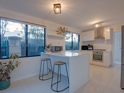 1/5 Lake Edge Court, Gwelup WA 6018