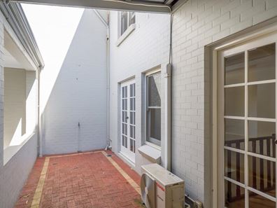 2A Russell Street, Fremantle WA 6160
