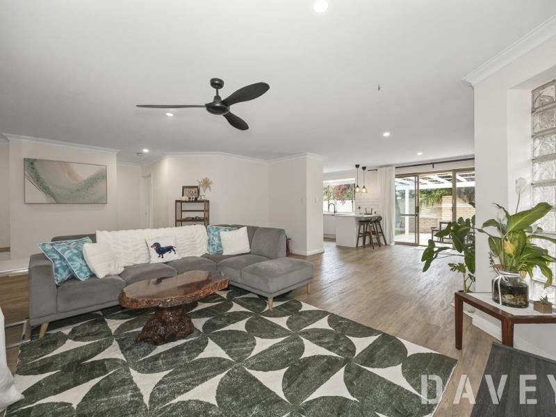 4/170 Grand Promenade, Doubleview