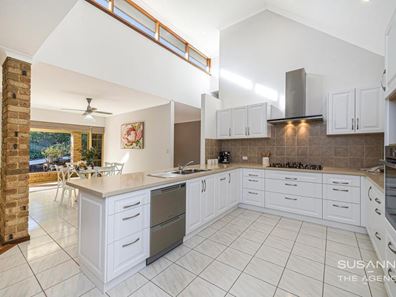 4 Wallis Lane, Lesmurdie WA 6076