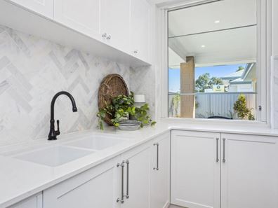 11 Lustre Road, Bennett Springs WA 6063