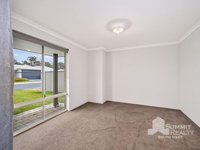 10 Dichiera Bend, Dalyellup WA 6230