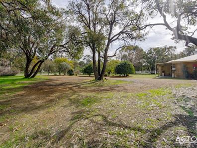 4 Summerhill Drive, Stake Hill WA 6181