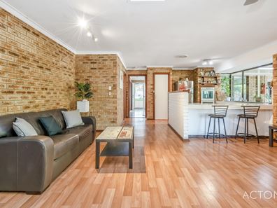 6 Monash Court, Halls Head WA 6210