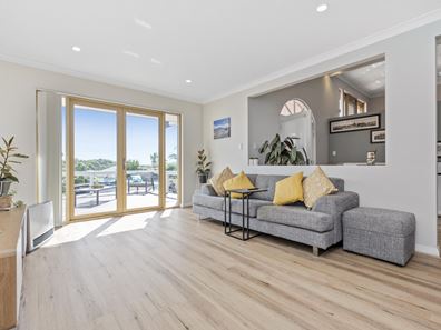 8 Kestrel Close, Halls Head WA 6210