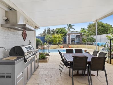 8 Kestrel Close, Halls Head WA 6210