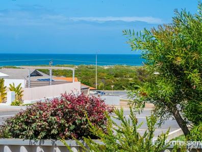 11 Bellimos Drive, Wandina WA 6530