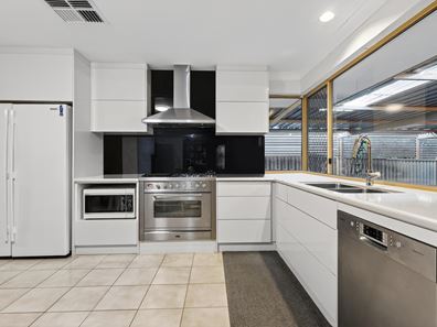 5 Regan Place, Seville Grove WA 6112