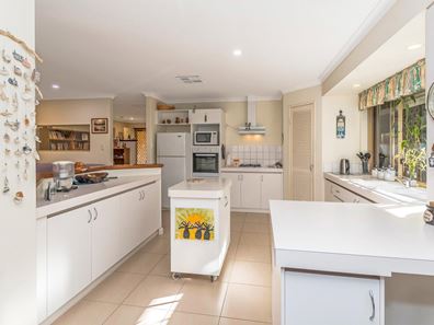16 Bolivar Court, Safety Bay WA 6169