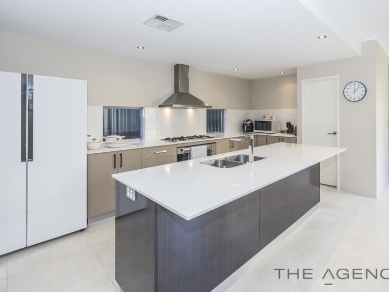 18 Lago Promenade, Aveley