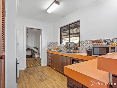 16 Foster Road, Kelmscott WA 6111