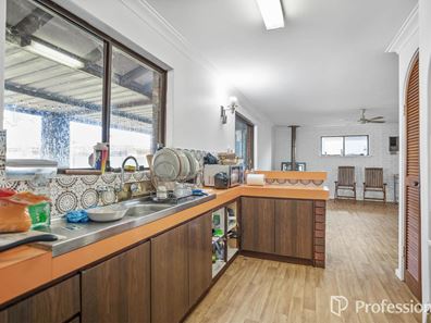 16 Foster Road, Kelmscott WA 6111