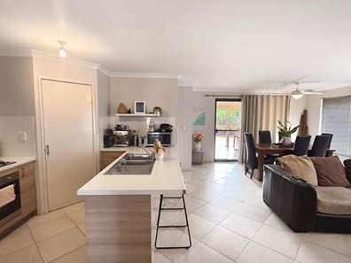 6 Wuraming Bend, Dalyellup WA 6230