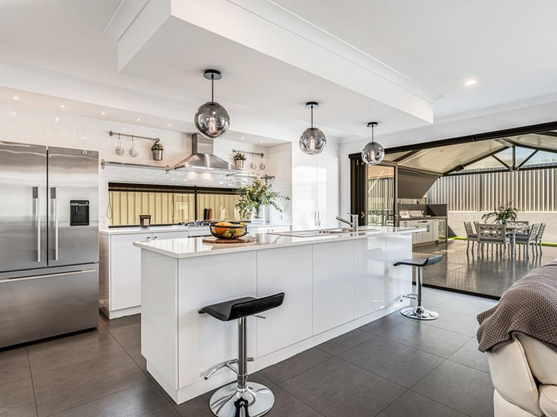 6 Litchfield Circle, Wandi WA 6167