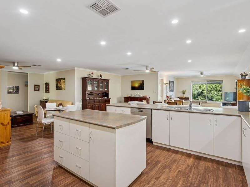 33 Cowra Turn, Aveley WA 6069