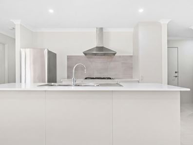 8 Coconuts Avenue, Eglinton WA 6034