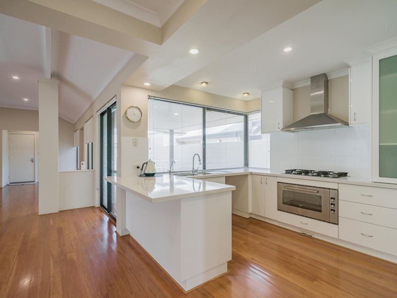 22 Leschenault Boulevard, Lake Coogee