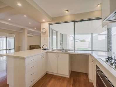 22 Leschenault Boulevard, Lake Coogee WA 6166