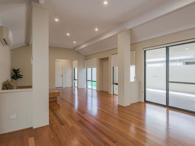 22 Leschenault Boulevard, Lake Coogee WA 6166