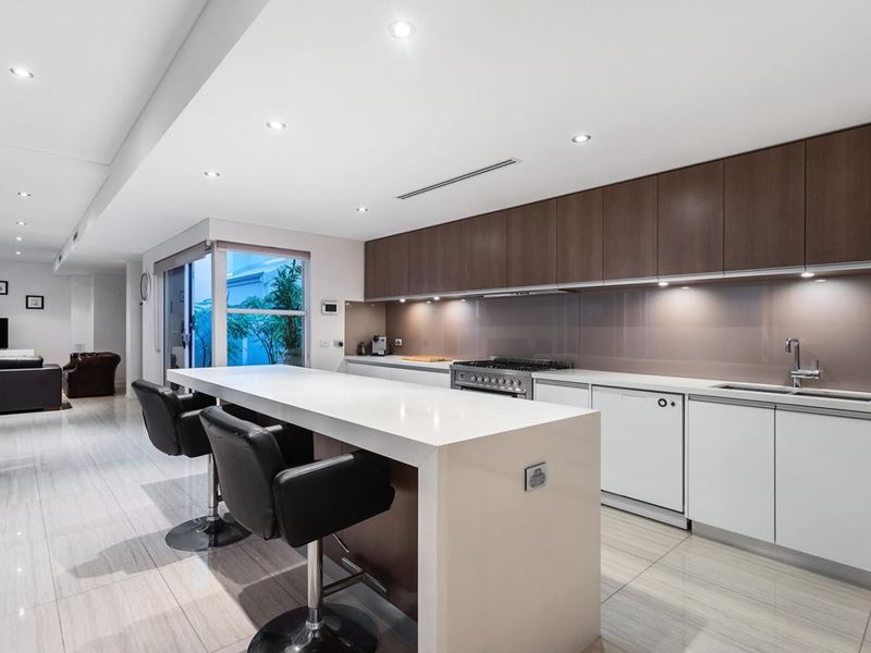 16 Lacebark  Road, Churchlands