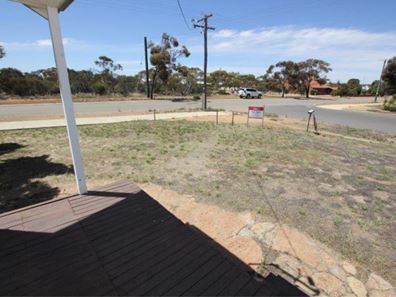 2 Council Street, Merredin WA 6415