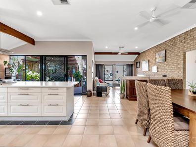 25 Staunton Rise, Halls Head WA 6210