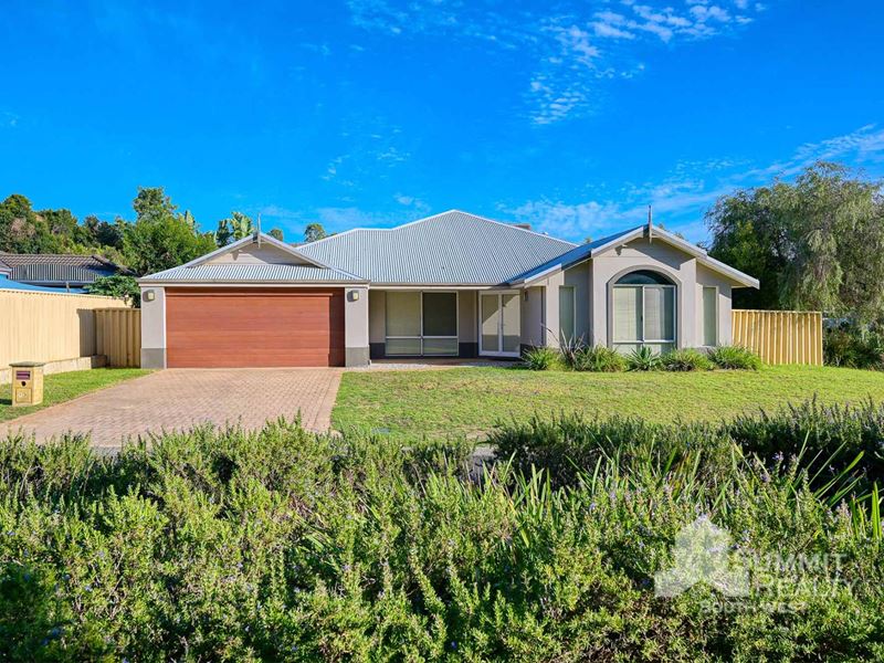 13 Lakeside Drive, College Grove WA 6230