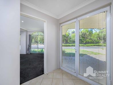 13 Lakeside Drive, College Grove WA 6230