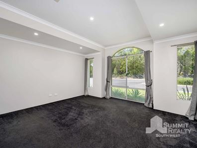 13 Lakeside Drive, College Grove WA 6230