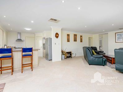 18 Vaughans Way, Australind WA 6233