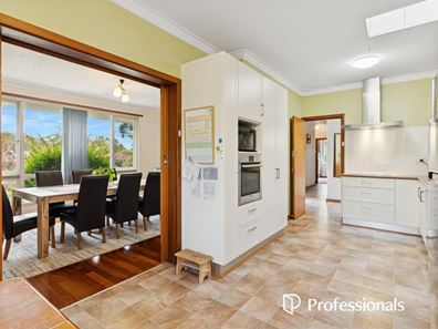 2 Malumba Crescent, Lesmurdie WA 6076
