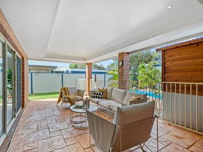 2 Oakwood Gate, Meadow Springs WA 6210