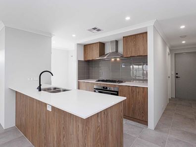 16 Sleaford Approach, Golden Bay WA 6174