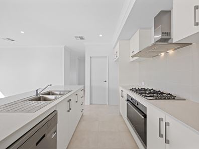 39 Cardinal Loop, Lakelands WA 6180