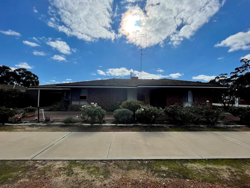 4 DIX STREET, Moora
