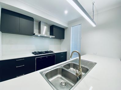 33 Lyrebird Square, Ballajura WA 6066