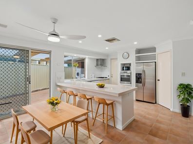 2 Courtland Crescent, Redcliffe WA 6104