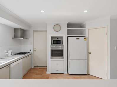 2 Courtland Crescent, Redcliffe WA 6104