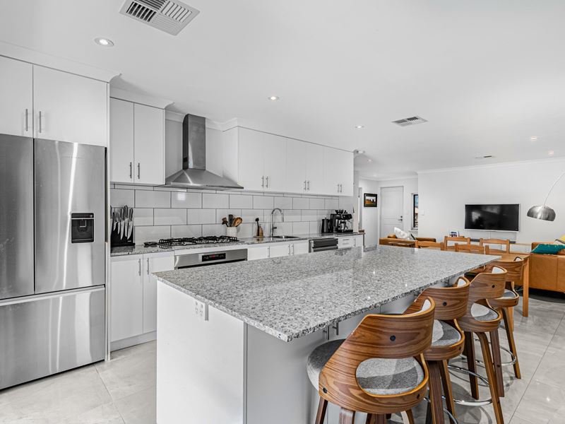 2 Oakes Way, Hammond Park WA 6164